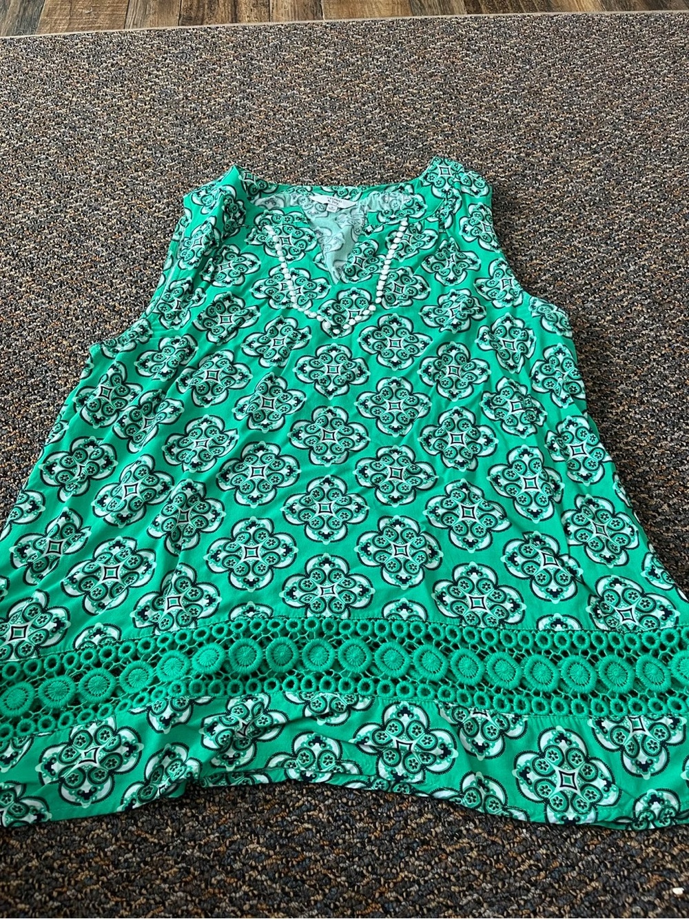 Kelly green Crown & Ivy tank top Large